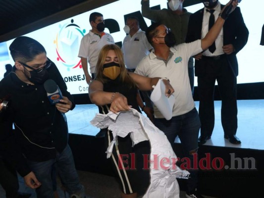 Vergonzoso: Caos de partidos políticos impiden sorteo de posiciones en papeletas electorales