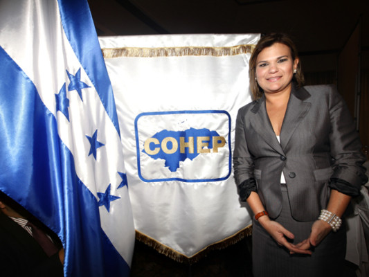 Empresaria Aline Flores toma posesión de la presidencia del Cohep