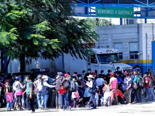 Migrantes de la caravana persisten a la espera de avanzar en su ruta por Guatemala