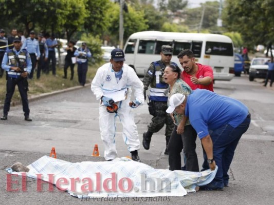 Desgarradoras imágenes: Dolor, llanto y conmoción de familiares de conductor asesinado en el bulevar FFAA