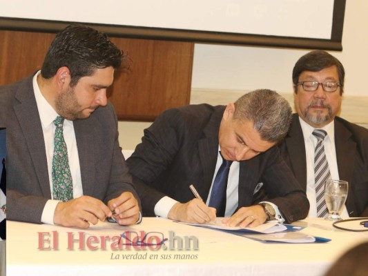 Firman contrato para actualizar base de datos del Registro Nacional de las Personas