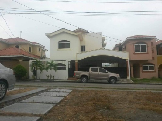 Aseguran dos viviendas de lujo en San Pedro Sula