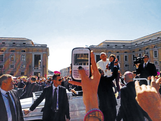 Papa Francisco abraza a una niña hondureña