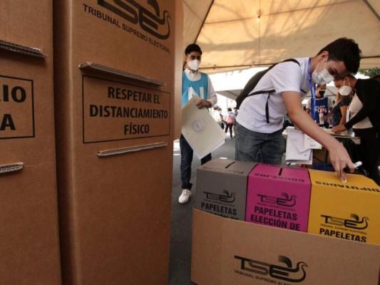 Mascarillas, empujones e irregularidades: así transcurren las elecciones en El Salvador (FOTOS)