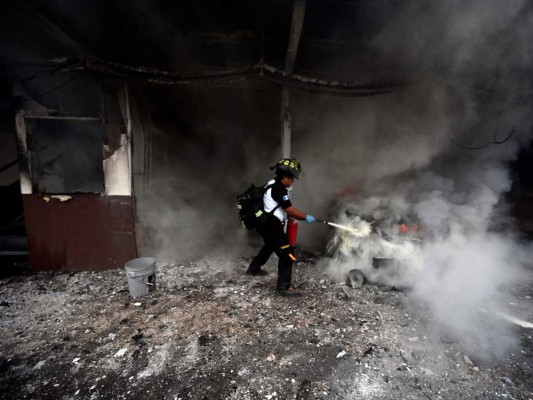 Vehículos quemados y más de diez policías heridos: Lo que dejó la irrupción en Guatemala