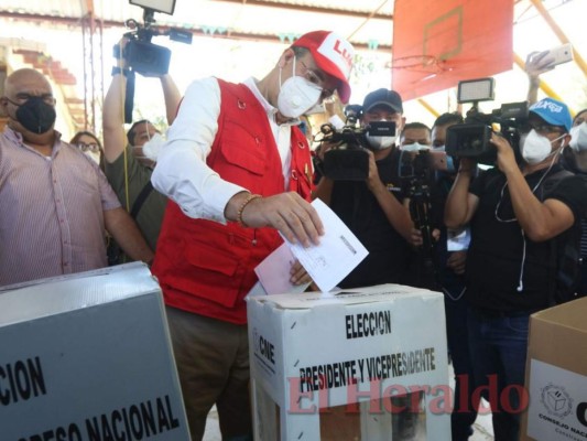 Con fuerte mensaje contra corruptos y señalados en narcotráfico Luis Zelaya acudió a las urnas (FOTOS)