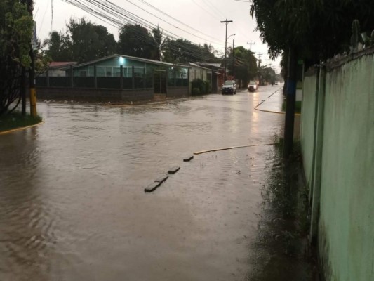 En imágenes: fuertes lluvias inundan las calles y casas de Puerto Cortés