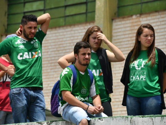 Luto, dolor y llanto en el estadio del Chapecoense en Brasil