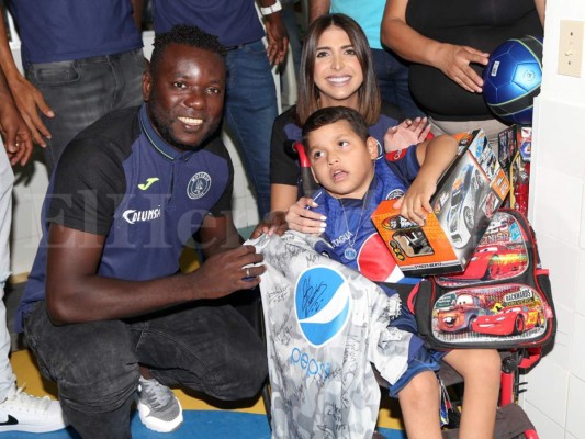 Motagua llena de alegría al pequeño José Luis Castellanos, un niño que sufre hemofilia