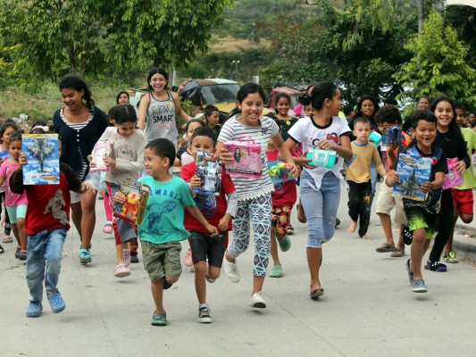 El brillo de la solidaridad iluminó sonrisas infantiles en Villa Madrid