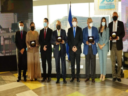 Galardonan a distinguidos hondureños en el marco del Bicentenario