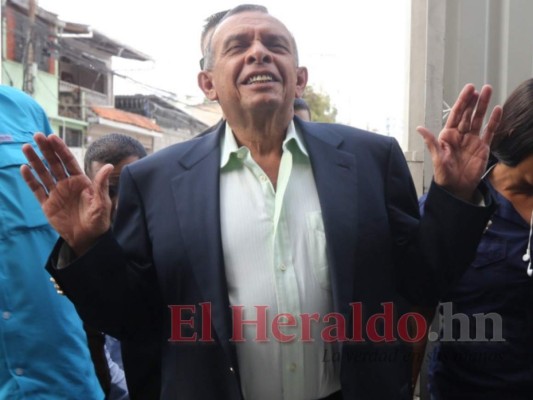 FOTOS: Así llegó Pepe Lobo al Tribunal para oír pena contra Rosa Elena