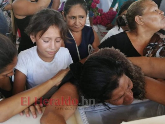 Consternación y llanto en sepelio de niña supuestamente envenenada