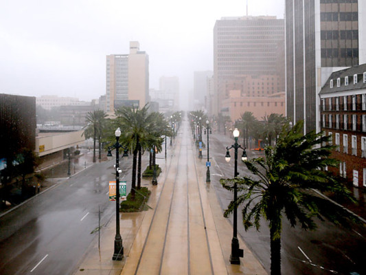 Agua sobrepasa dique en Luisiana por lluvias de Isaac