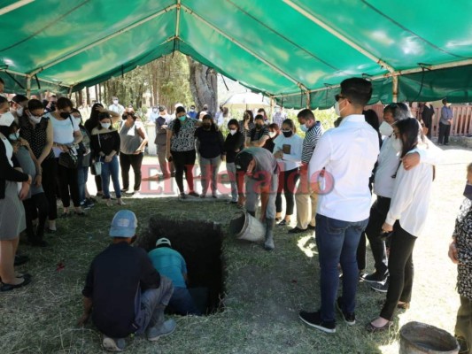 Entre lágrimas y pesar, dan último adiós al abogado hondureño Melvin Bonilla