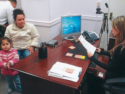 Con solo seis personas pueden funcionar embajadas de Honduras