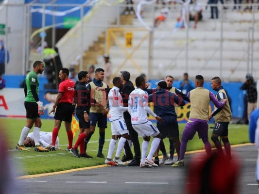 Así fue la bronca de los jugadores del Olimpia ante intento de codazo de Marco Tulio Vega