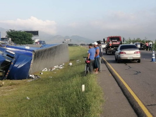 Un herido y el robo de producto: El accidente de rastra cargada de bebidas alcohólicas en la CA-5