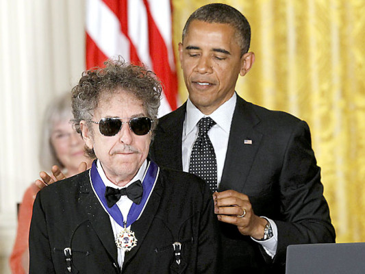 Obama premia al 'gigante' Bob Dylan, de quien se dice 'gran admirador'