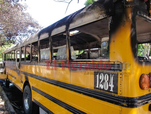 FOTOS: En cenizas quedó bus de la ruta 7 incendiado en San Pedro Sula