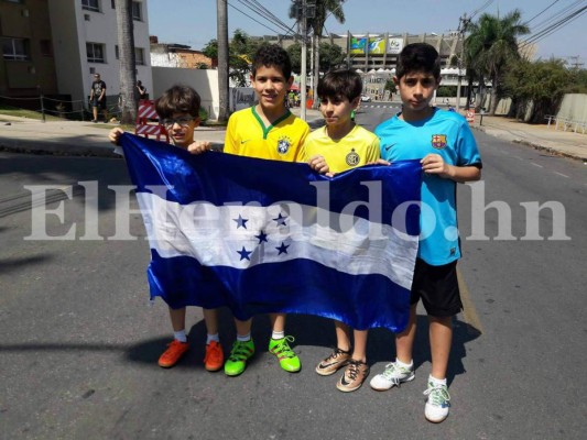 Niños brasileños apoyan a Honduras en el Mineirao: Honduras ante Nigeria por la medalla de bronce