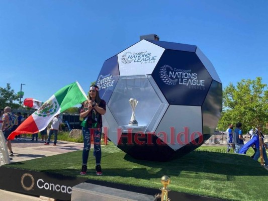 ¡Afición cinco estrellas! Hondureños pintan de azul y blanco el Empower Field de Denver