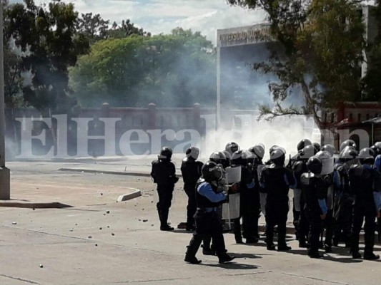 Impactantes fotos: Batalla campal fuera de la UNAH deja varios policías con quemaduras
