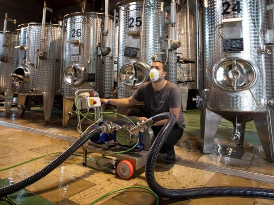 En imágenes: Españoles adaptándose a la realidad tras un mes encerrados