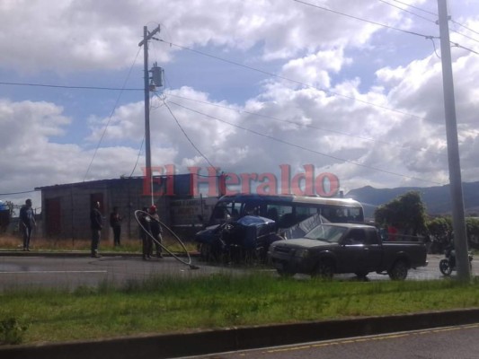 Choque entre pick up y bus rapidito deja varias personas heridas en la capital