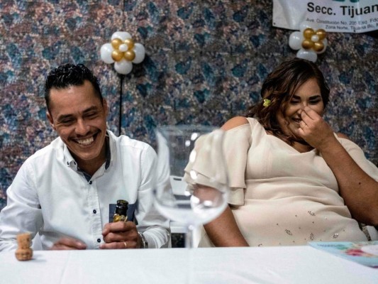 Migrante hondureño se casa en la frontera de México con Estados Unidos