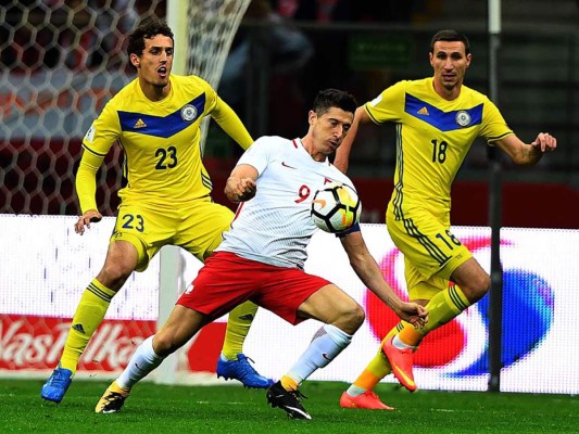 Polonia vence a Kazajistán (3-0) y mantiene el pulso con Dinamarca