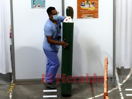 El personal médico traslada constantemente los tanques de oxígeno que requieren en las salas de estabilización. Foto: David Romero/El Heraldo