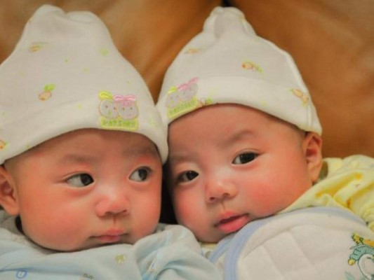Los niños son gemelos pero tienen diferentes padres. Foto ilustrativa.