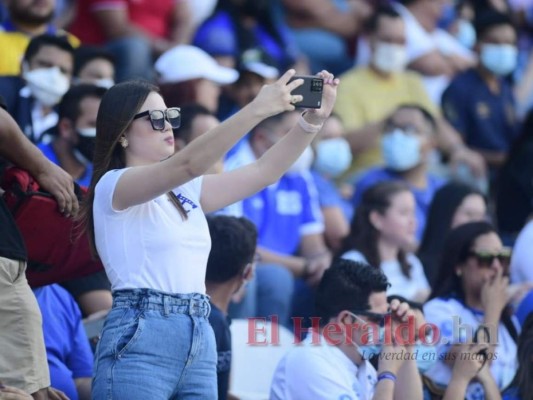 Bellezas hondureñas y salvadoreñas engalanan el estadio Cuscatlán (Fotos)