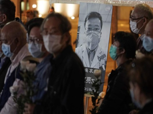 FOTOS: Entre indignación y dolor rinden honor a doctor que alertó sobre coronavirus; China confirmó su muerte