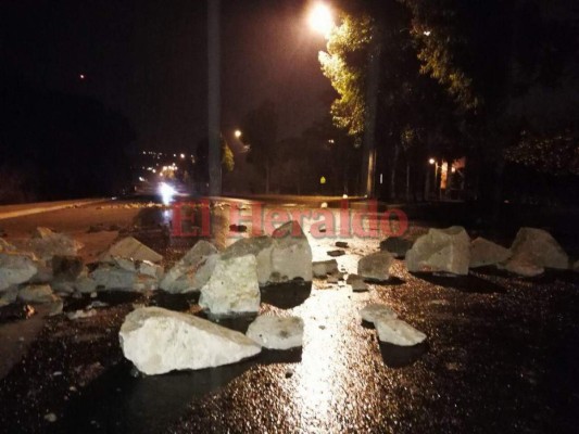 ¡Precaución! Enormes piedras obstaculizaron calles del anillo periférico tras tomas de la Alianza