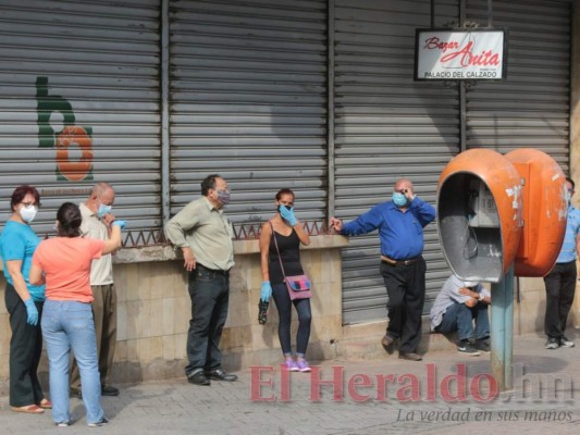 Tráfico y largas filas en bancos imperan en jornadas de abastecimiento de capitalinos