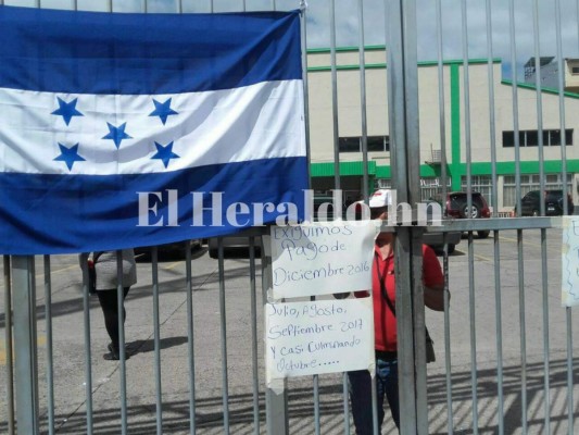 Empleados del RNP se toman las instalaciones por falta de pago