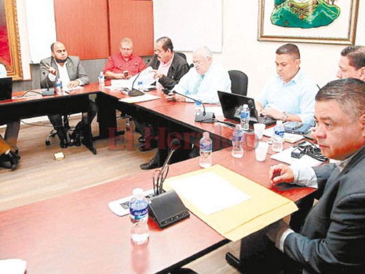 Comisión desecha ocho contratos de energía por lesivos