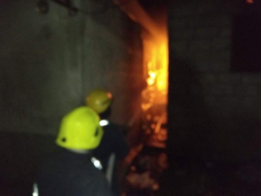 Voraz incendio reduce a cenizas dos viviendas en El Ocotillo, San Pedro Sula