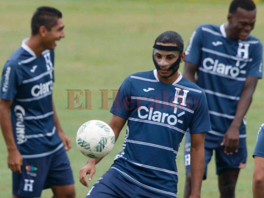 Eddie Hernández se entrena enmascarado con la Selección de Honduras