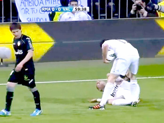 Pepe le pegó una patada a Arbeloa pensando que era un jugador del Valencia