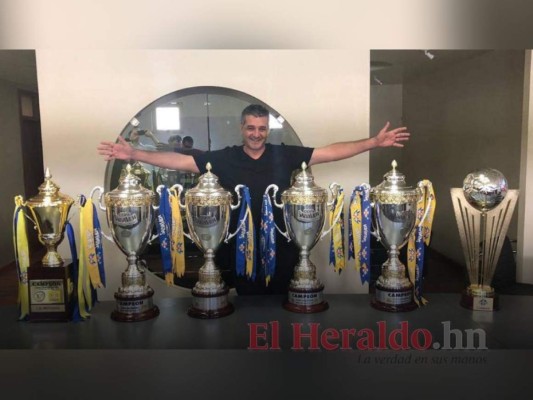 Junta directiva de Motagua presume las copas ganadas por Diego Vazquez