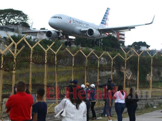 Familiares de pasajeros y capitalinos acudieron a la plaza con visión a la pista de aterrizaje para apreciar el último arribo internacional al Toncontín. Foto: Jhony Magallanes/El Heraldo