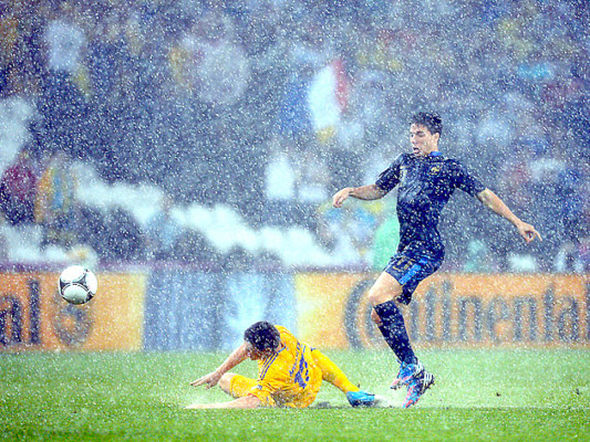 Francia se acerca a cuartos tras el diluvio (2-0)