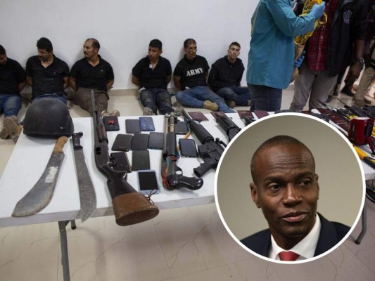 A los colombianos se les habría detenido con un fuerte arsenal de armas. Foto: AP