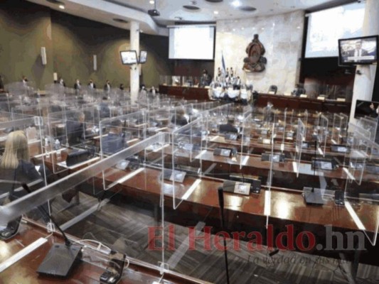 Cuestionan que el Congreso Nacional siga sin sesionar en el hemiciclo