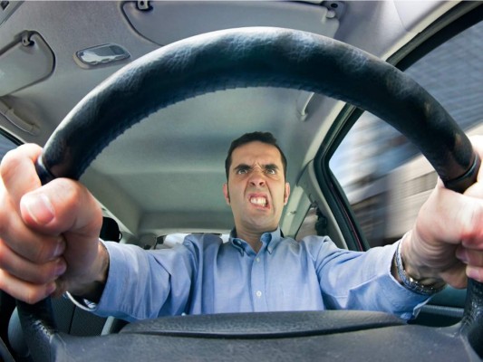 Cinco vicios al volante que dañan tu carro