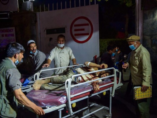 Decenas de muertos y cientos de heridos tras el ataque en las afueras del aeropuerto de Kabul, Afganistán