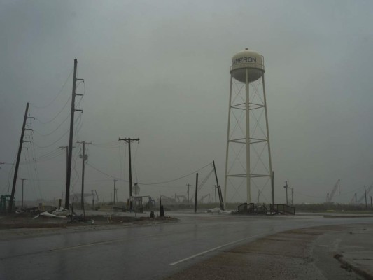 Bajo los escombros de Laura, pobladores de Luisiana esperan la embestida de Delta (Fotos)